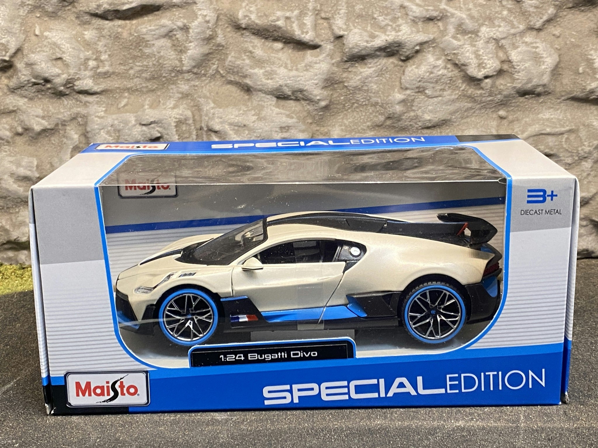 Skala 1/24 Bugatti Divo , PärlemoVit, från Maisto Special Edition