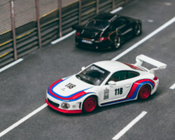 Skala 1/64 Old & New 997 Porsche Martini-färger fr TARMAC