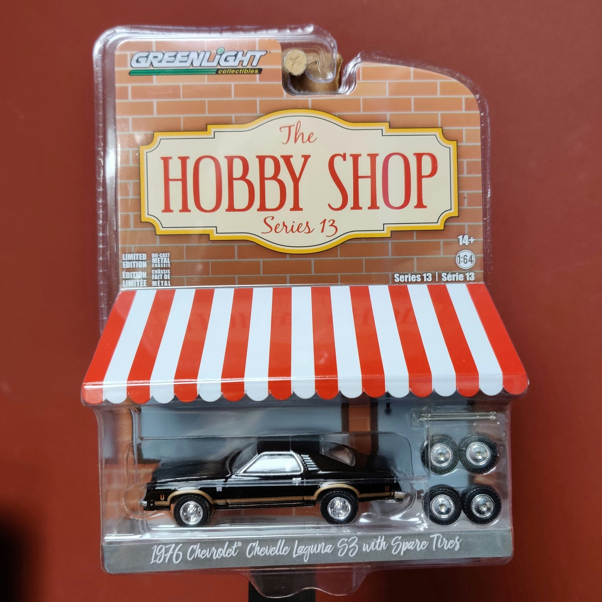 Skala 1/64 Chevrolet Chevelle Laguna S3 med 4x däck & fälg "Hobby Shop" fr Greenlight