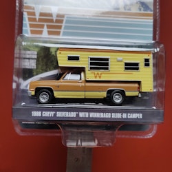 Skala 1/64 - Chevy Silverado med Winnebago slide-in camper från GreenLight Excl