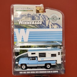 Skala 1/64 - GMC 2500 Sierra med Winnebago slide-in camper från GreenLight Excl