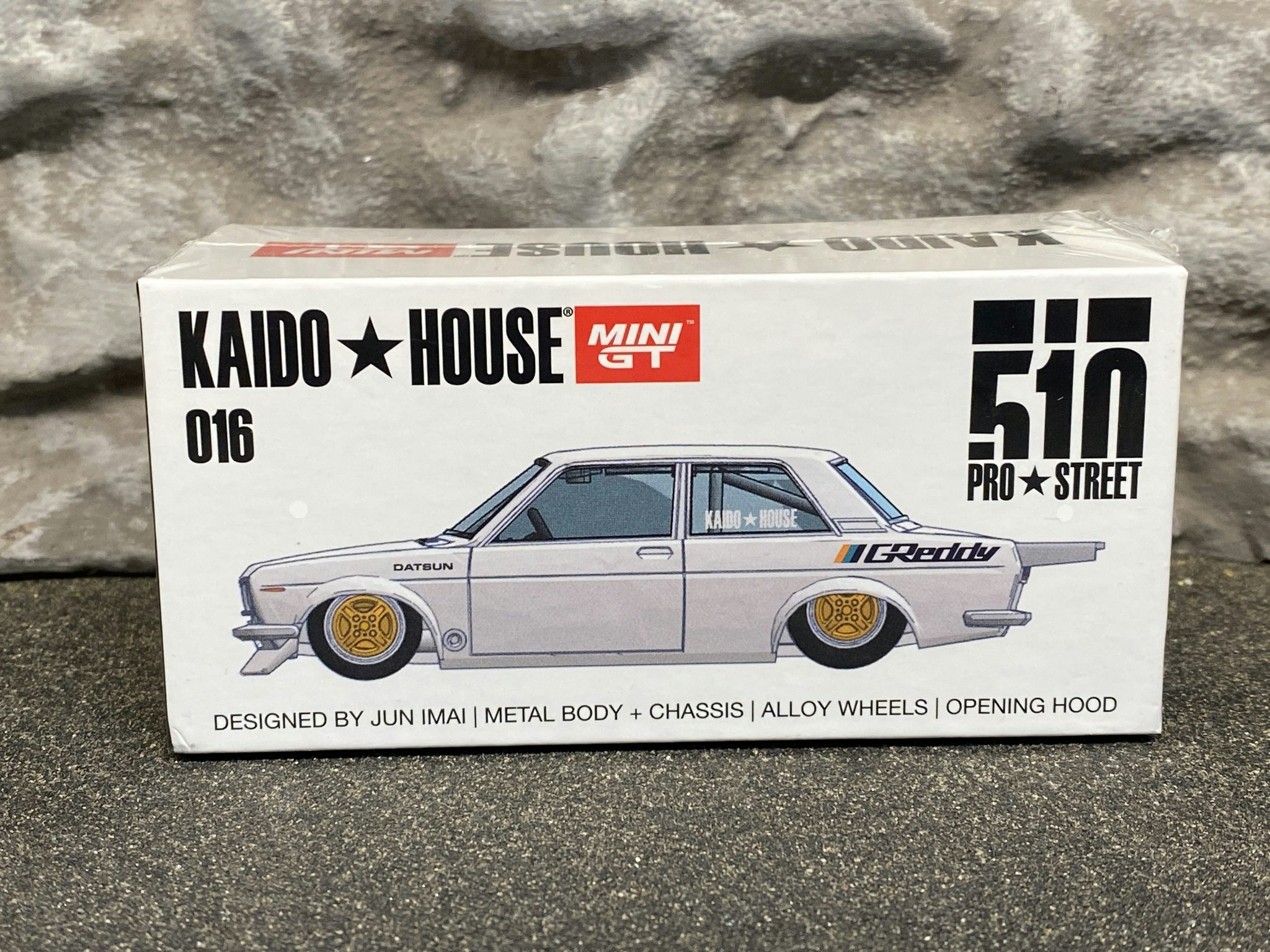 Skala 1/64 - Datsun 510 Pro Street GREDDY Pearl White (KHMG016) KAIDO fr MINI GT