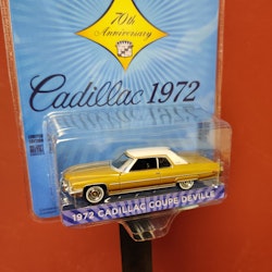 Skala 1/64 Cadillac Coupe DeVille 72' "70 Anniversary" från Greenlight