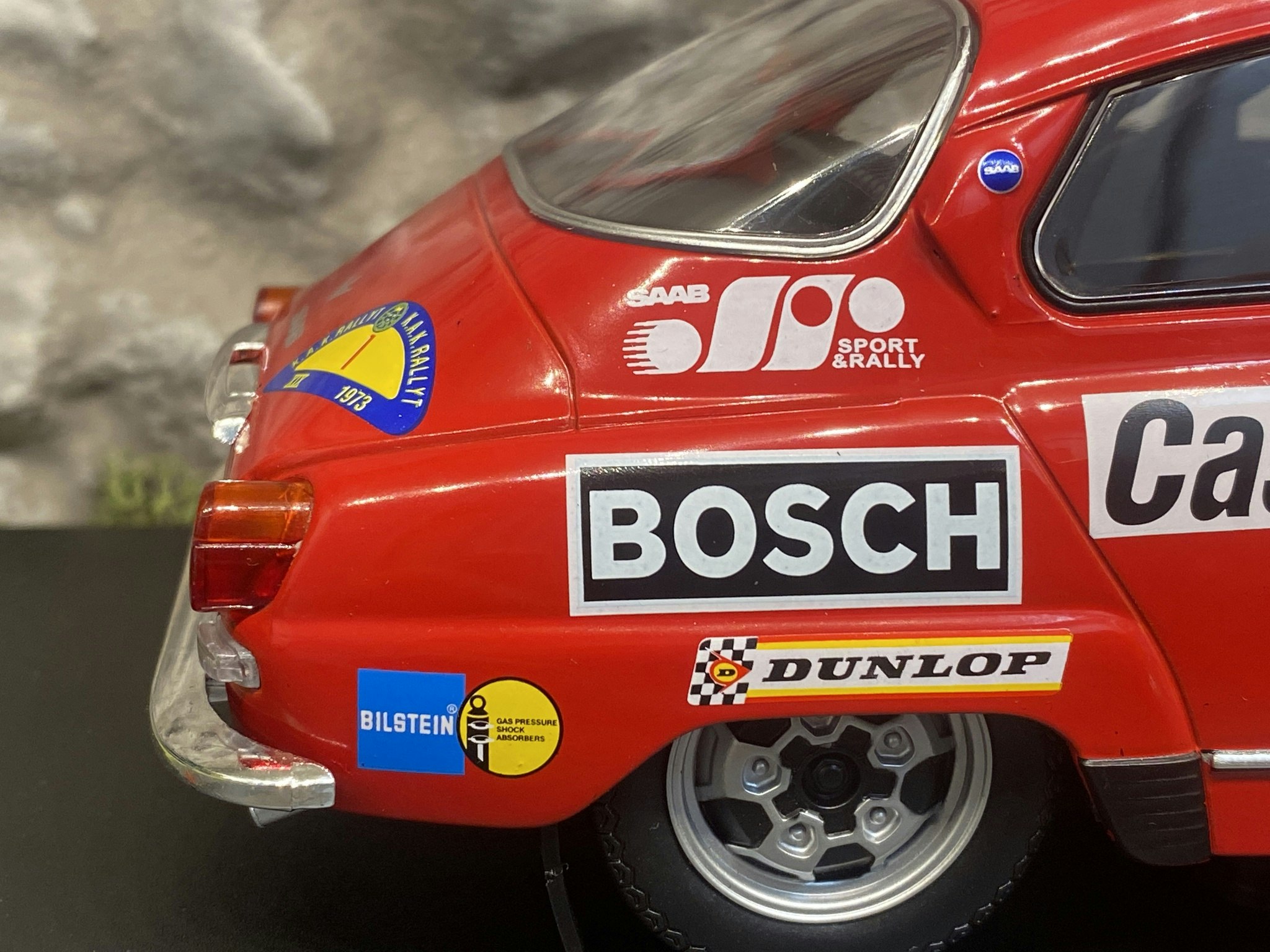 Skala 1/18 SAAB 96 V4 #1, Sv Rallyt 1973' S Blomqvist/A Hertz från IXO Models