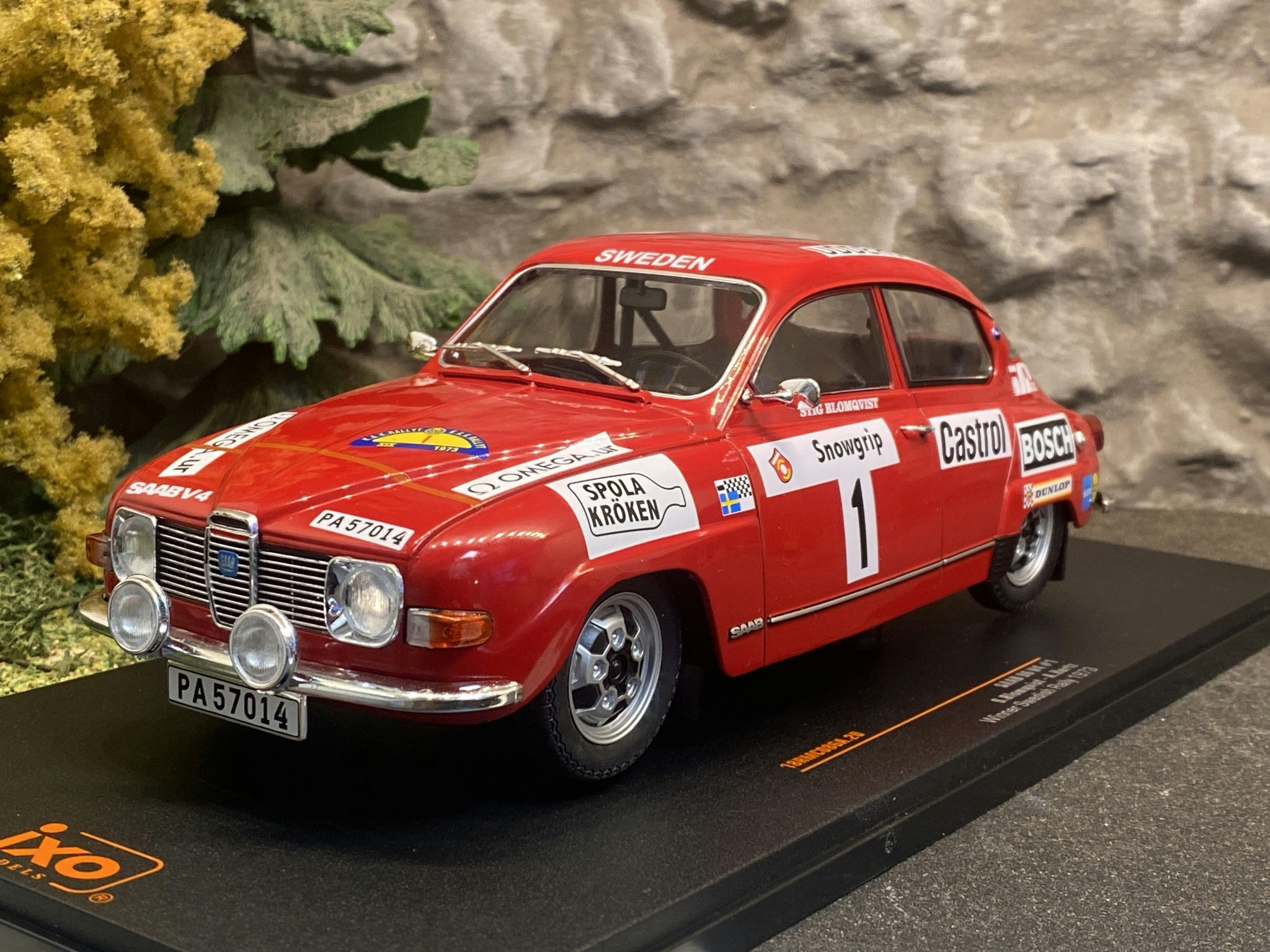 Skala 1/18 SAAB 96 V4 #1, Sv Rallyt 1973' S Blomqvist/A Hertz från IXO Models