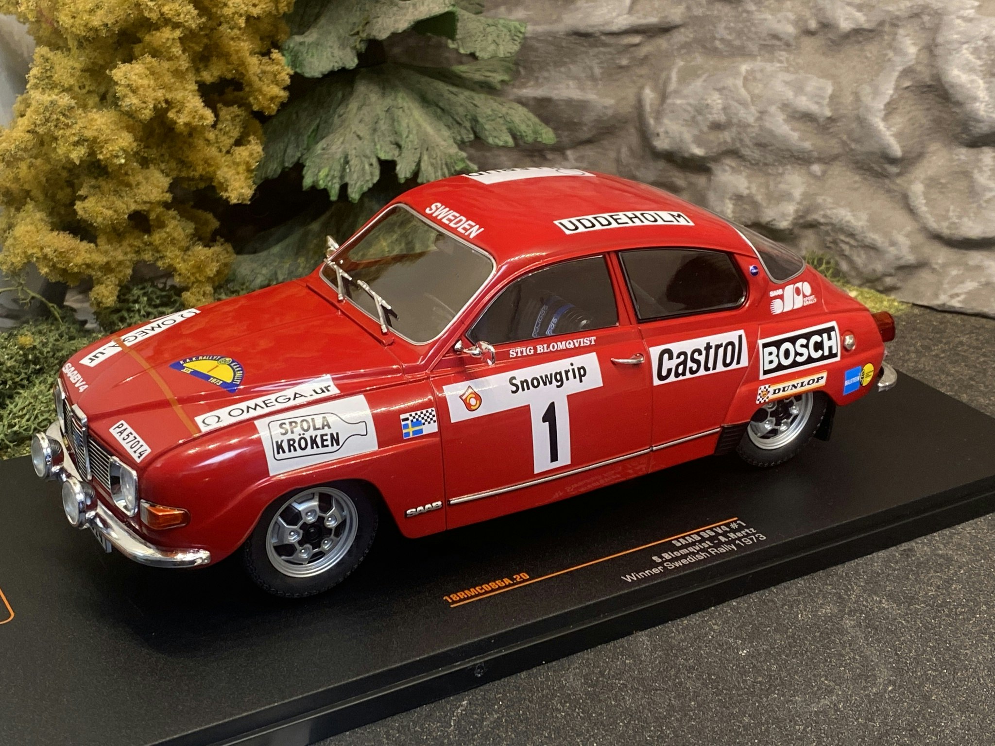 Skala 1/18 SAAB 96 V4 #1, Sv Rallyt 1973' S Blomqvist/A Hertz från IXO Models