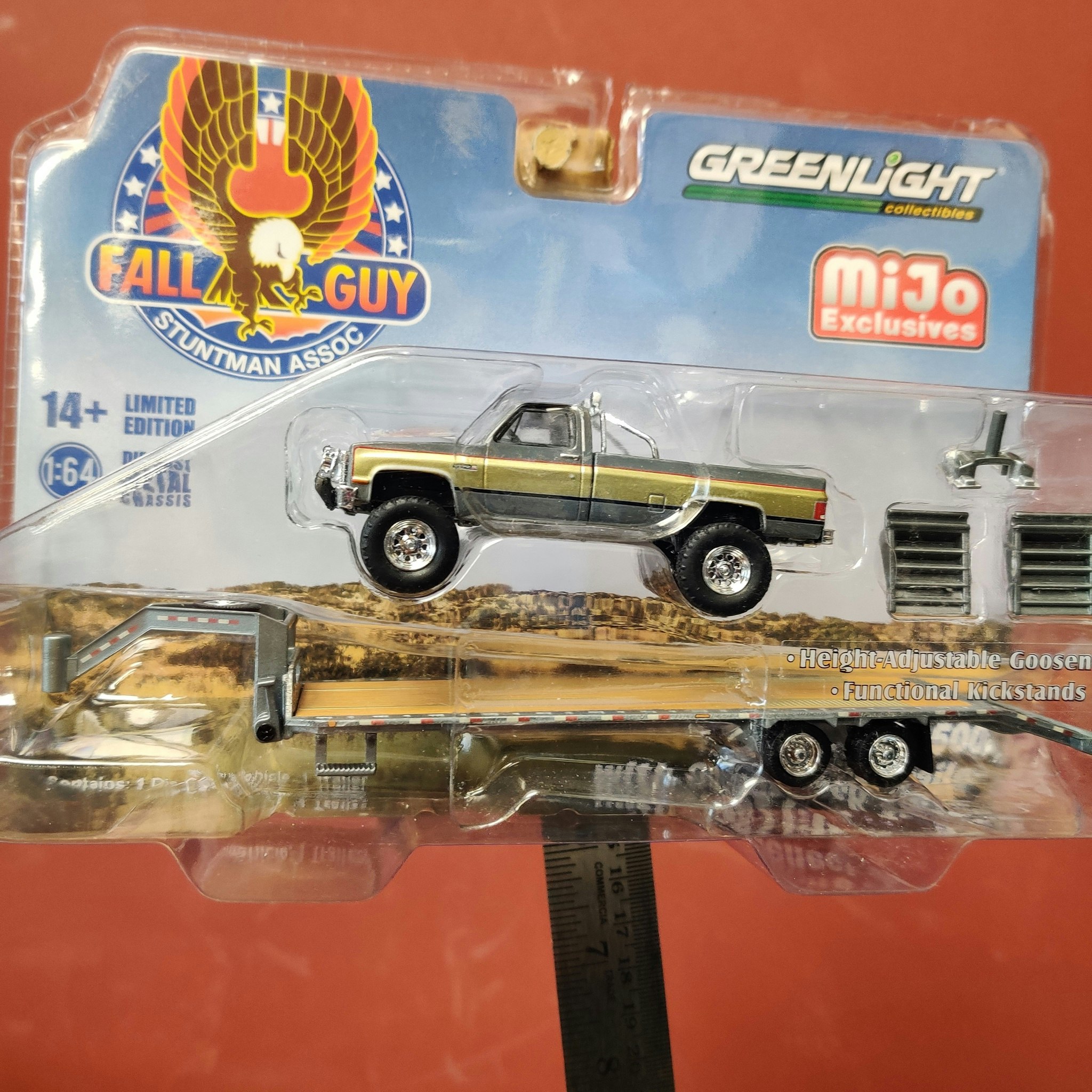 Skala 1/64 - GMC K-2500 med stor trailer "Fall Guy Stuntman Assoc" fr GreenLight, Mijo Excl.