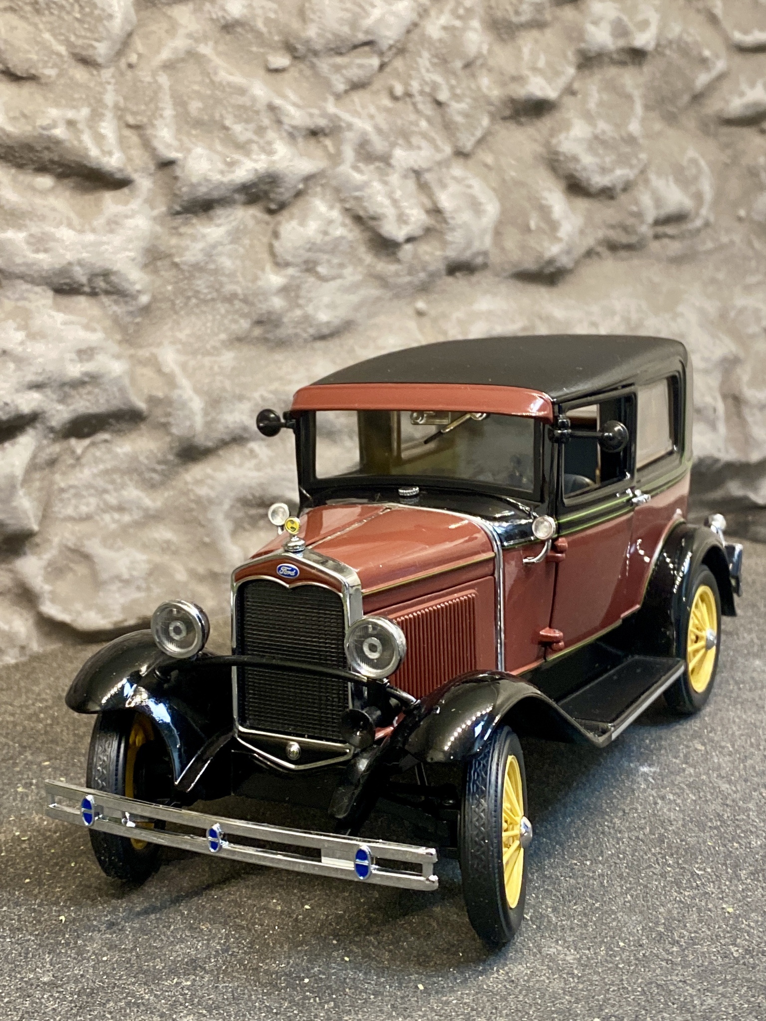 Skala 1/18 Otroligt välgjord Ford Modell A Deluxe Tudor 1931 rödaktig fr Motor City Classics