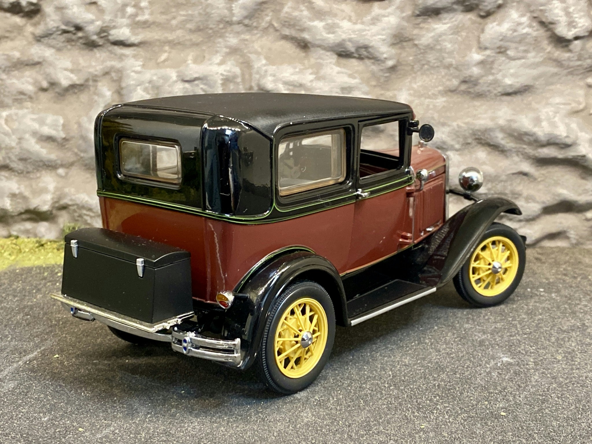 Skala 1/18 Otroligt välgjord Ford Modell A Deluxe Tudor 1931 rödaktig fr Motor City Classics