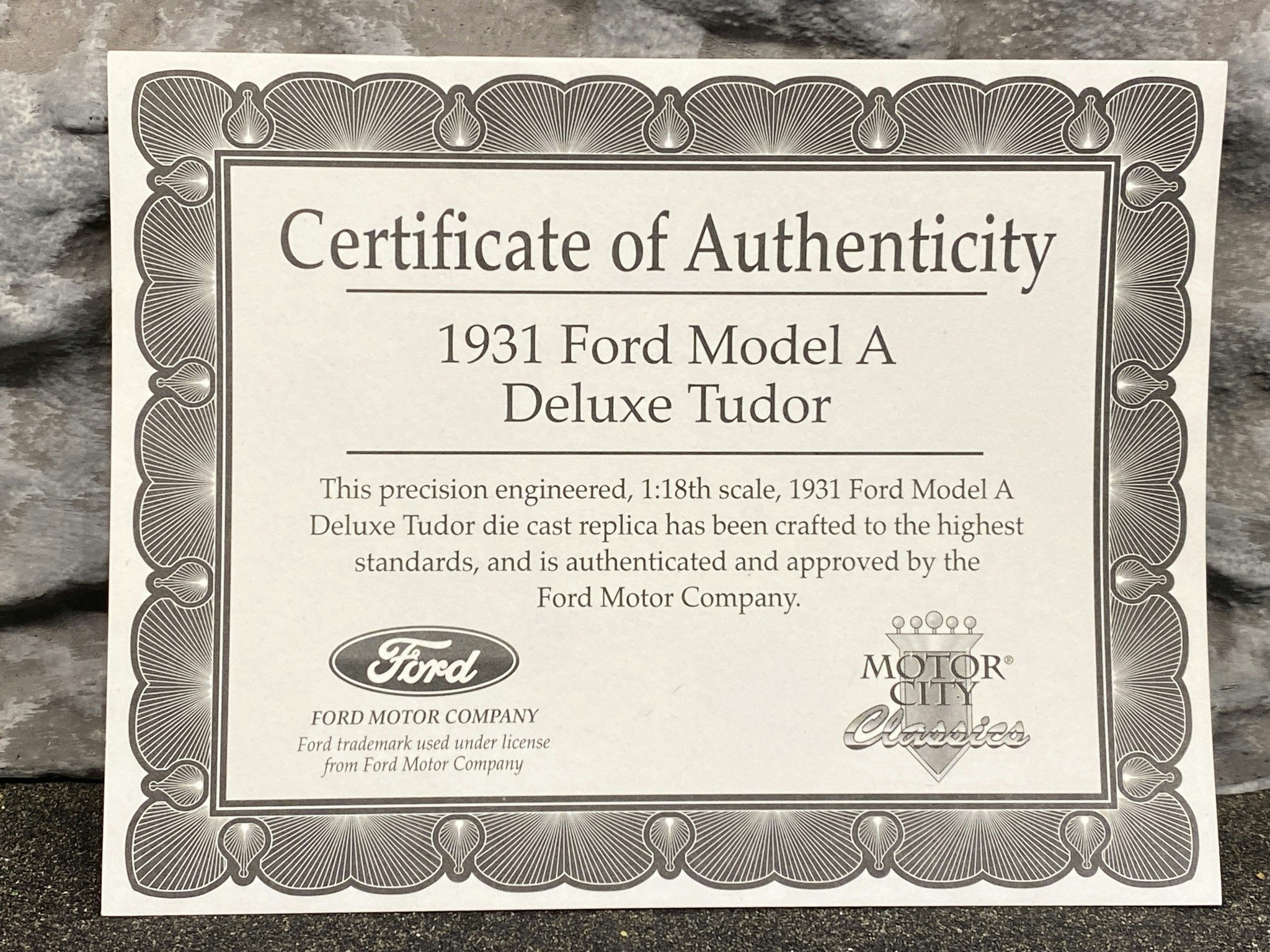 Skala 1/18 Otroligt välgjord Ford Modell A Deluxe Tudor 1931 rödaktig fr Motor City Classics