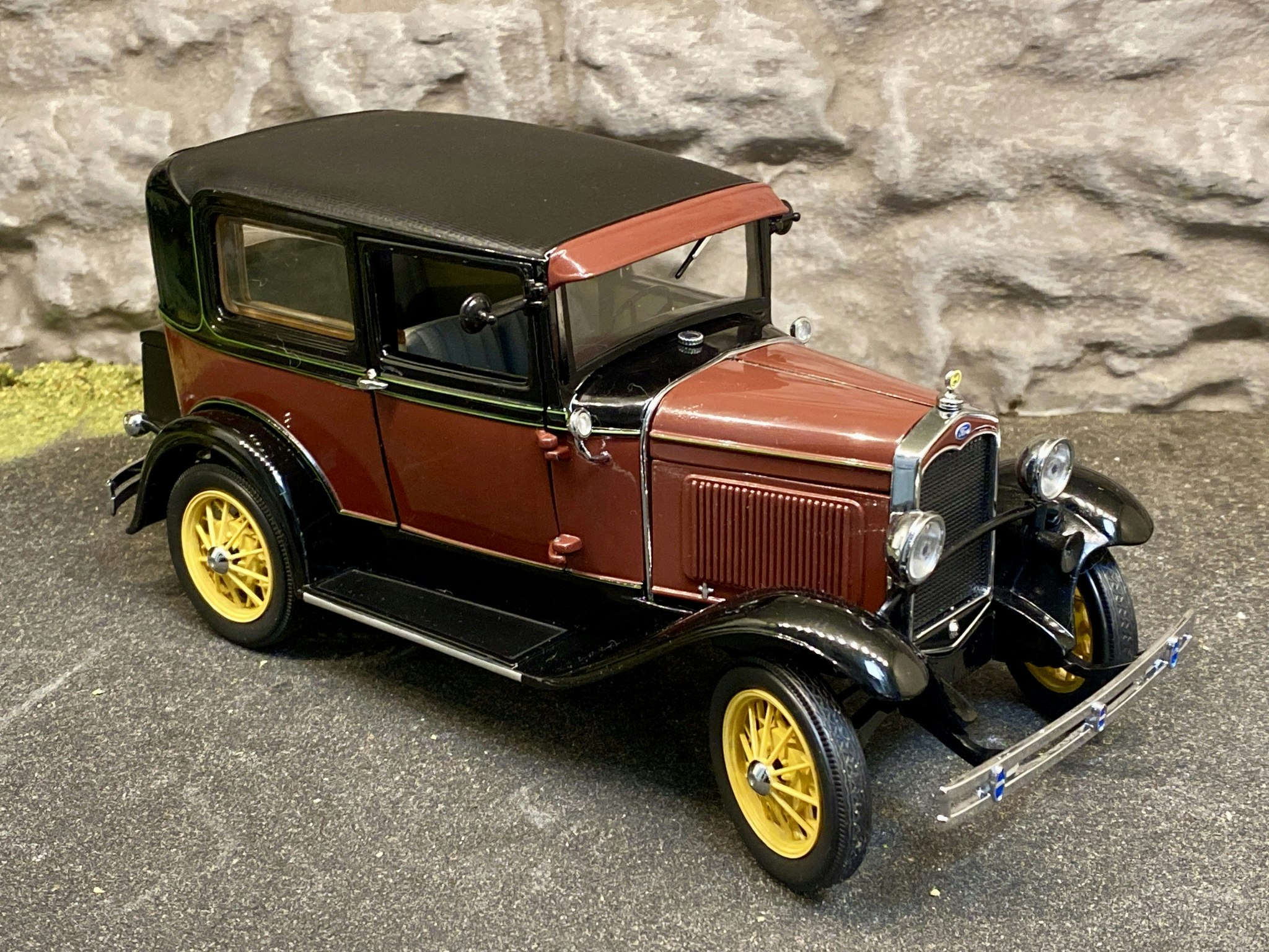 Skala 1/18 Otroligt välgjord Ford Modell A Deluxe Tudor 1931 rödaktig fr Motor City Classics