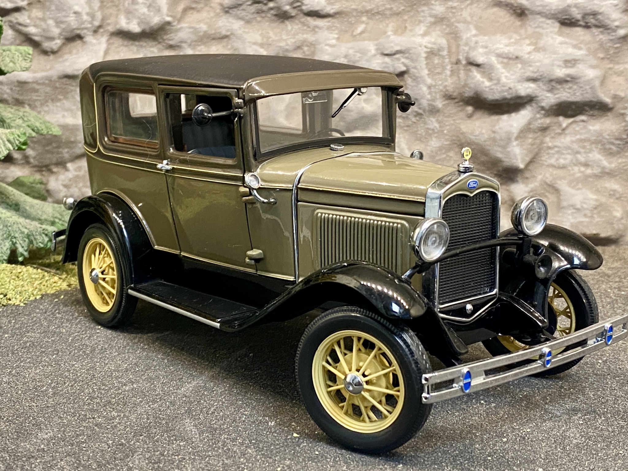 Skala 1/18 Otroligt välgjord Ford Modell A Tudor 1931 Beige/brun fr Motor City Classics
