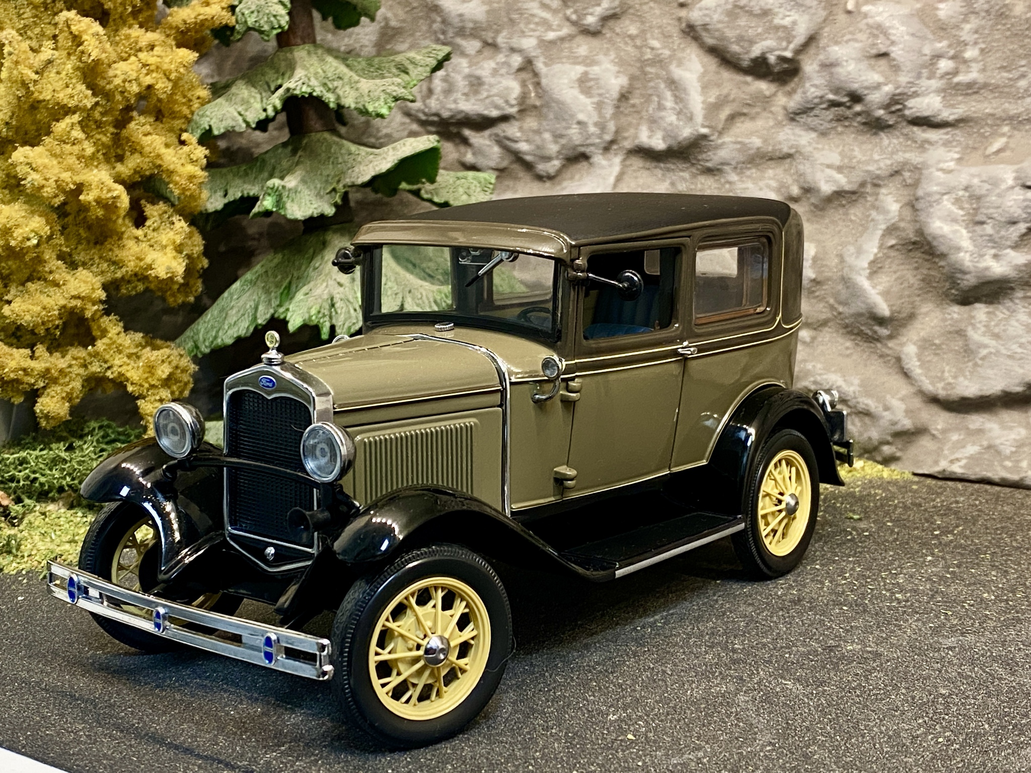 Skala 1/18 Otroligt välgjord Ford Modell A Tudor 1931 Beige/brun fr Motor City Classics