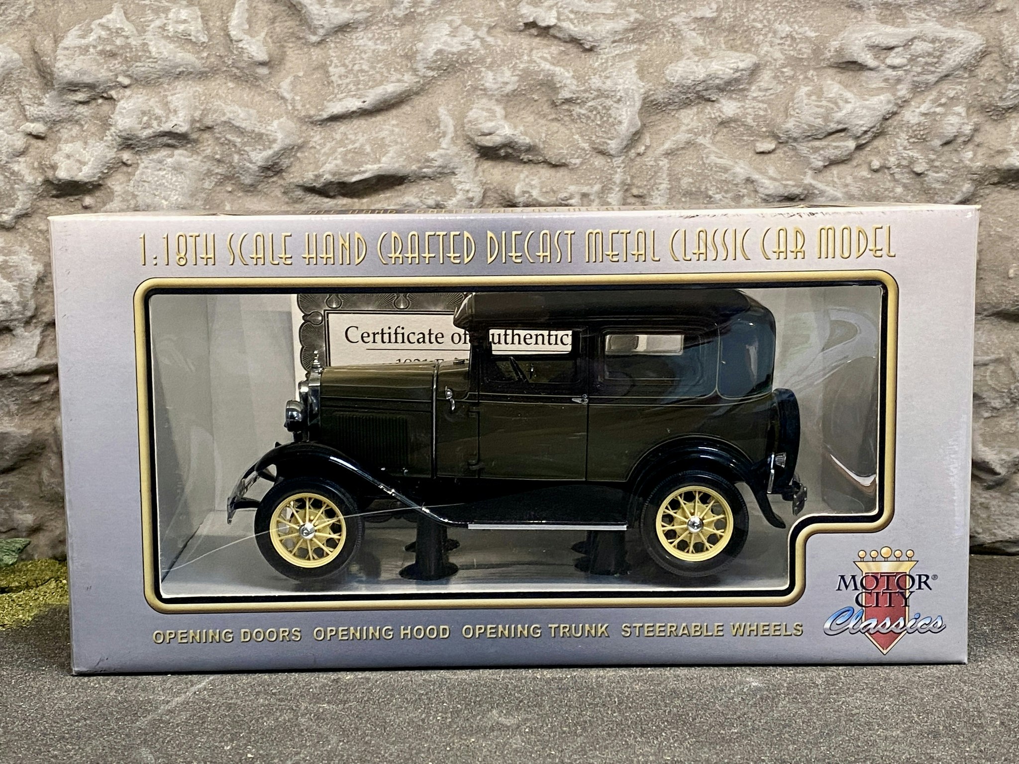 Skala 1/18 Otroligt välgjord Ford Modell A Tudor 1931 Beige/brun fr Motor City Classics