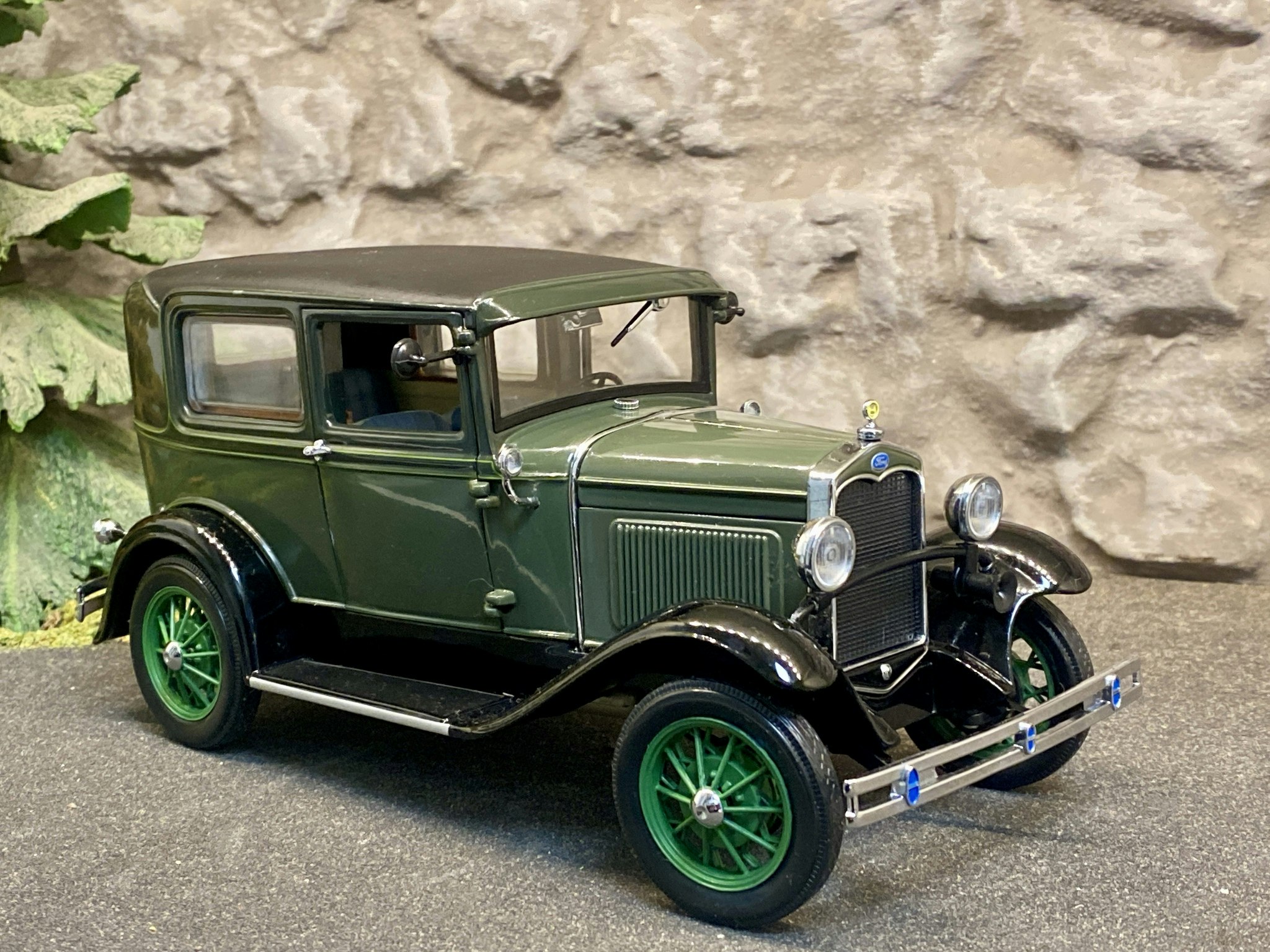 Skala 1/18 Otroligt välgjord Ford Modell A Tudor 1931, Mossgrön fr Motor City Classics