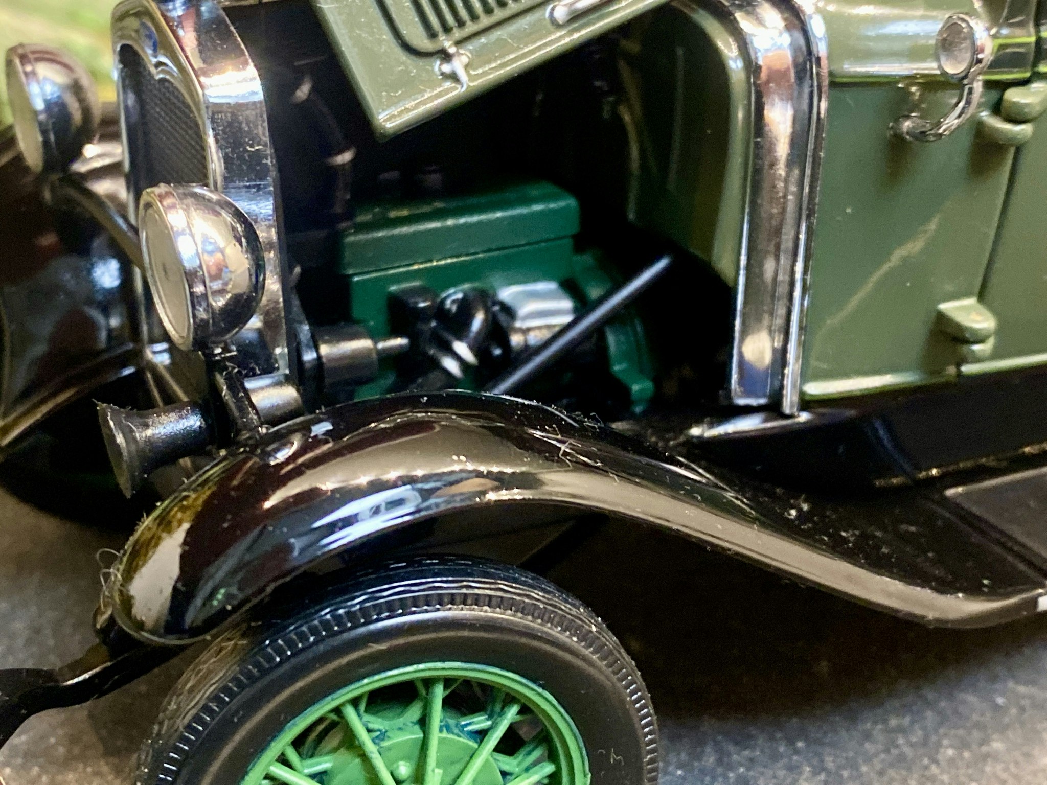 Skala 1/18 Otroligt välgjord Ford Modell A Tudor 1931, Mossgrön fr Motor City Classics