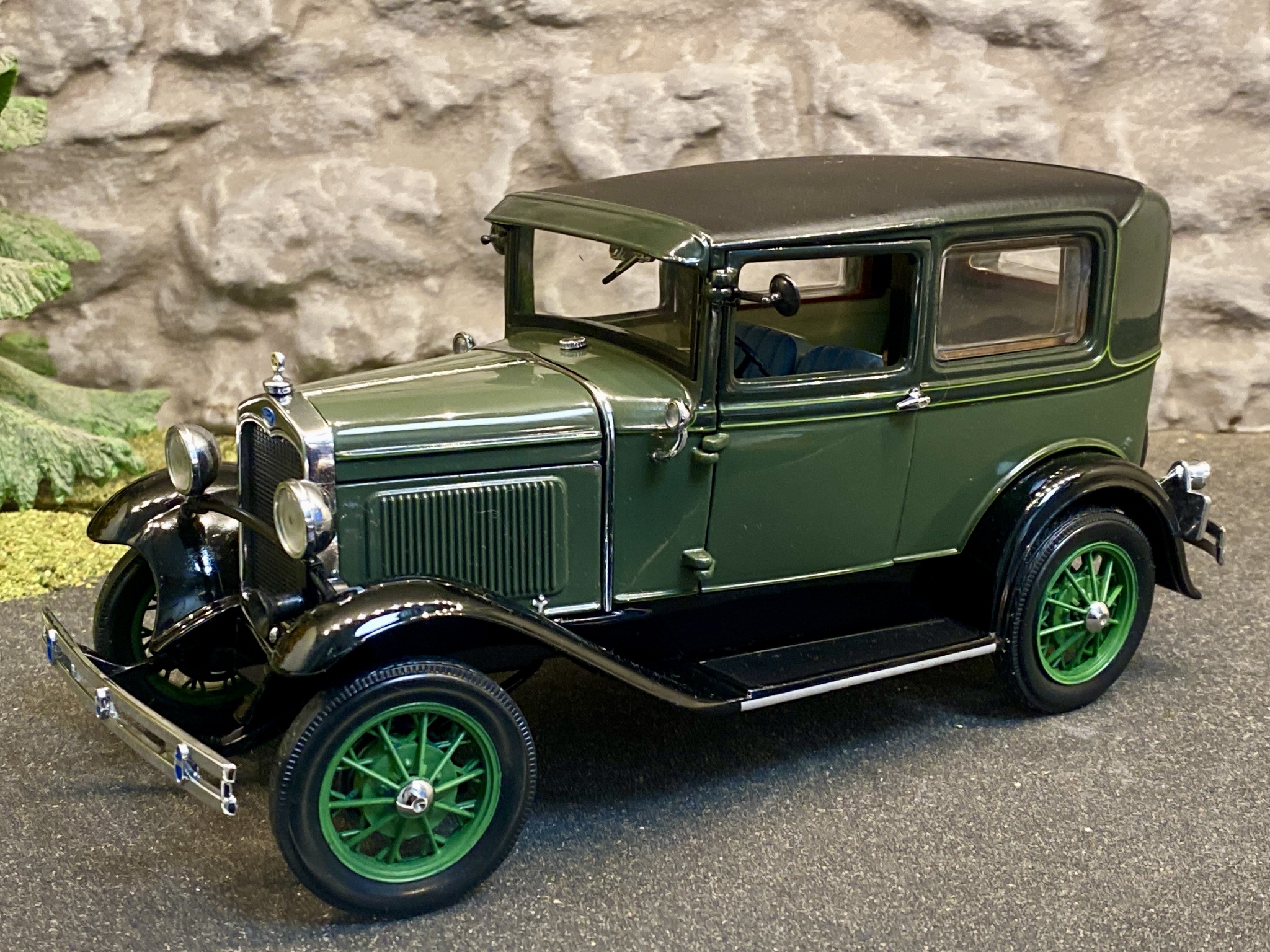 Skala 1/18 Otroligt välgjord Ford Modell A Tudor 1931, Mossgrön fr Motor City Classics
