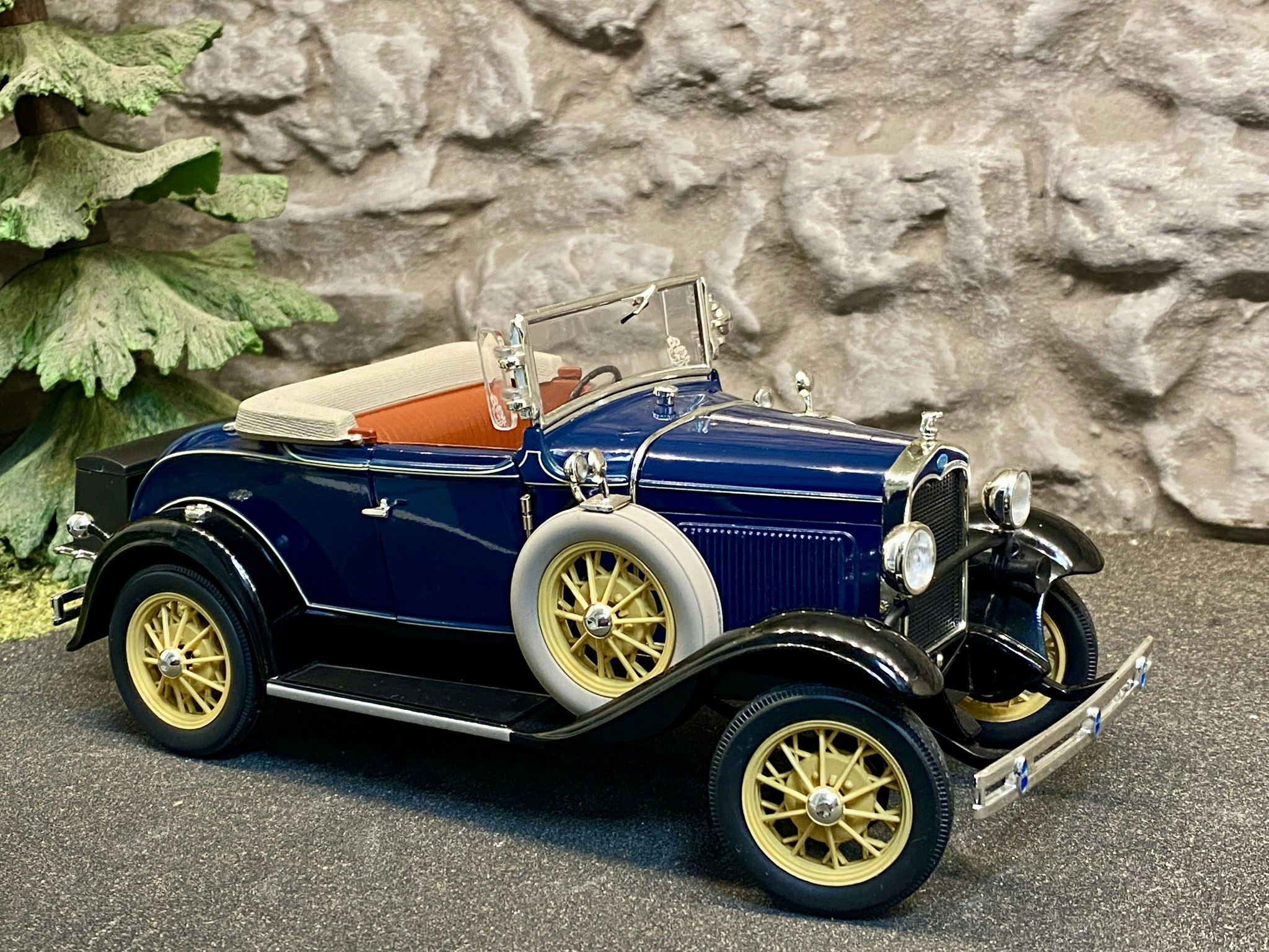 Skala 1/18 Otroligt välgjord Ford Modell A 1931, Blå fr Motor City Classics