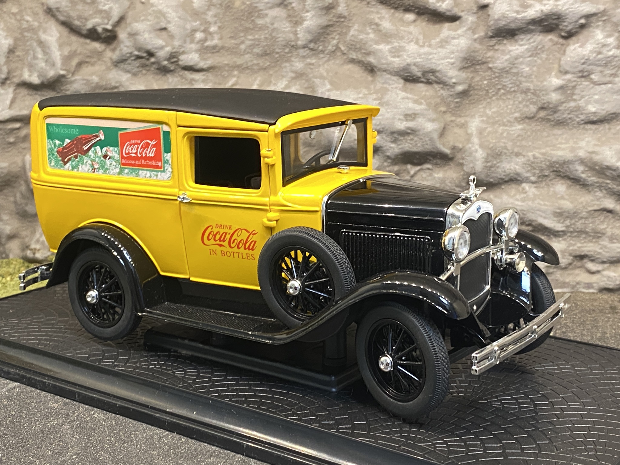 Skala 1/18 Ford Delivery Truck 1931, Gul "Coca Cola" fr Motor City Classics