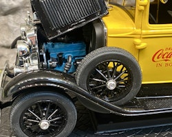 Skala 1/18 Ford Delivery Truck 1931, Gul "Coca Cola" fr Motor City Classics