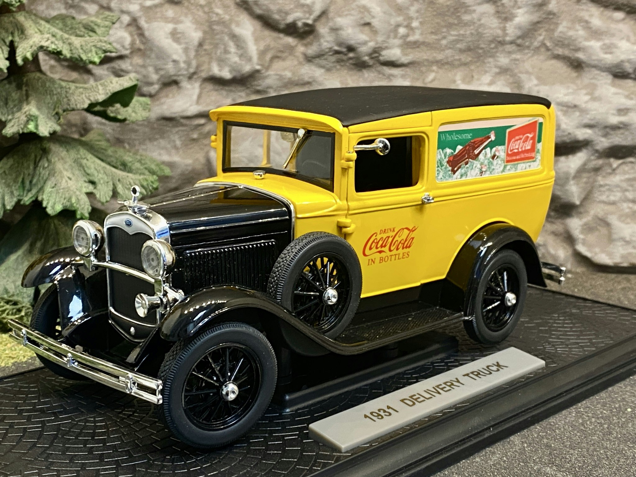 Skala 1/18 Ford Delivery Truck 1931, Gul "Coca Cola" fr Motor City Classics