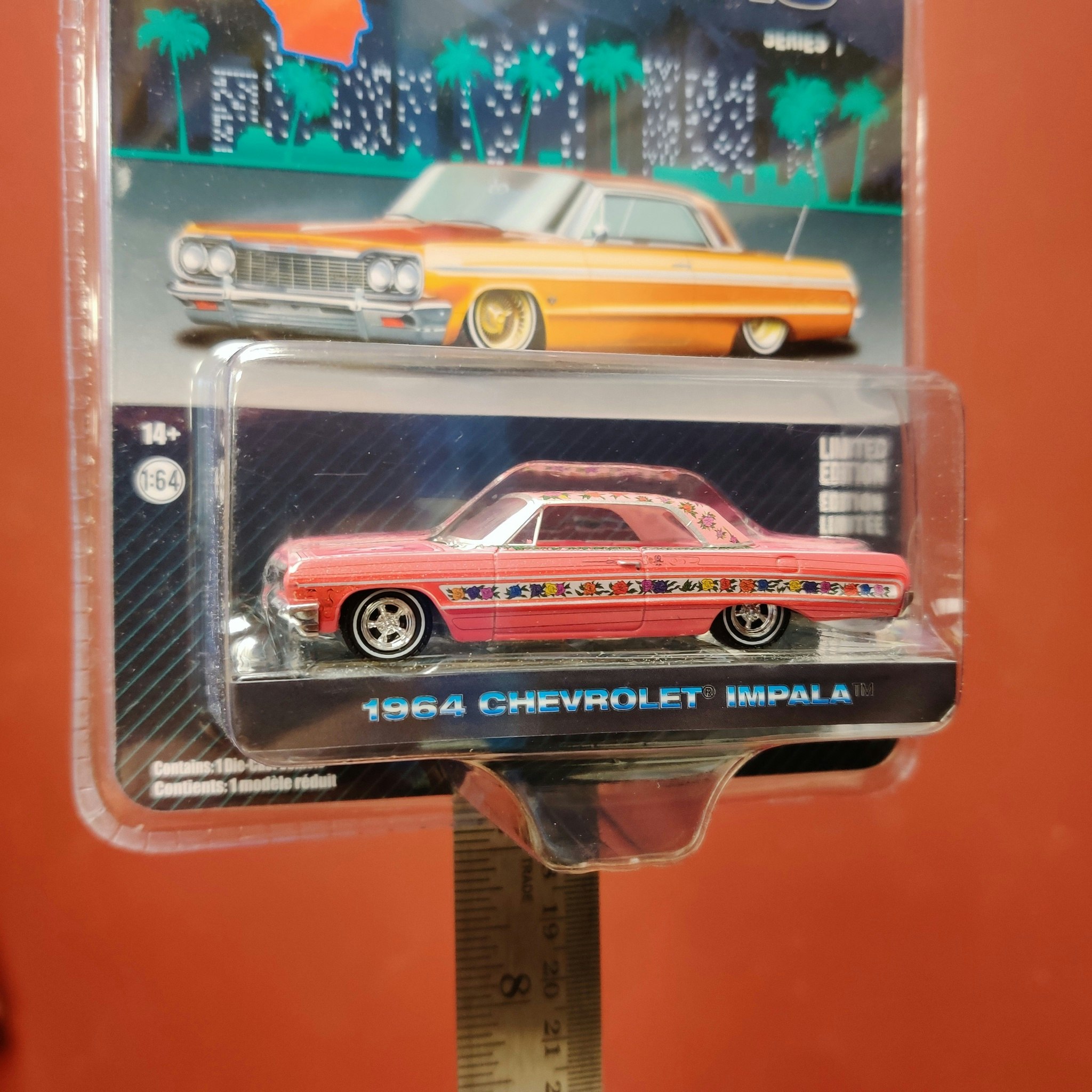 Skala 1/64 Chevrolet Impala 64' "California LowRiders" rosa från Greenlight Excl.