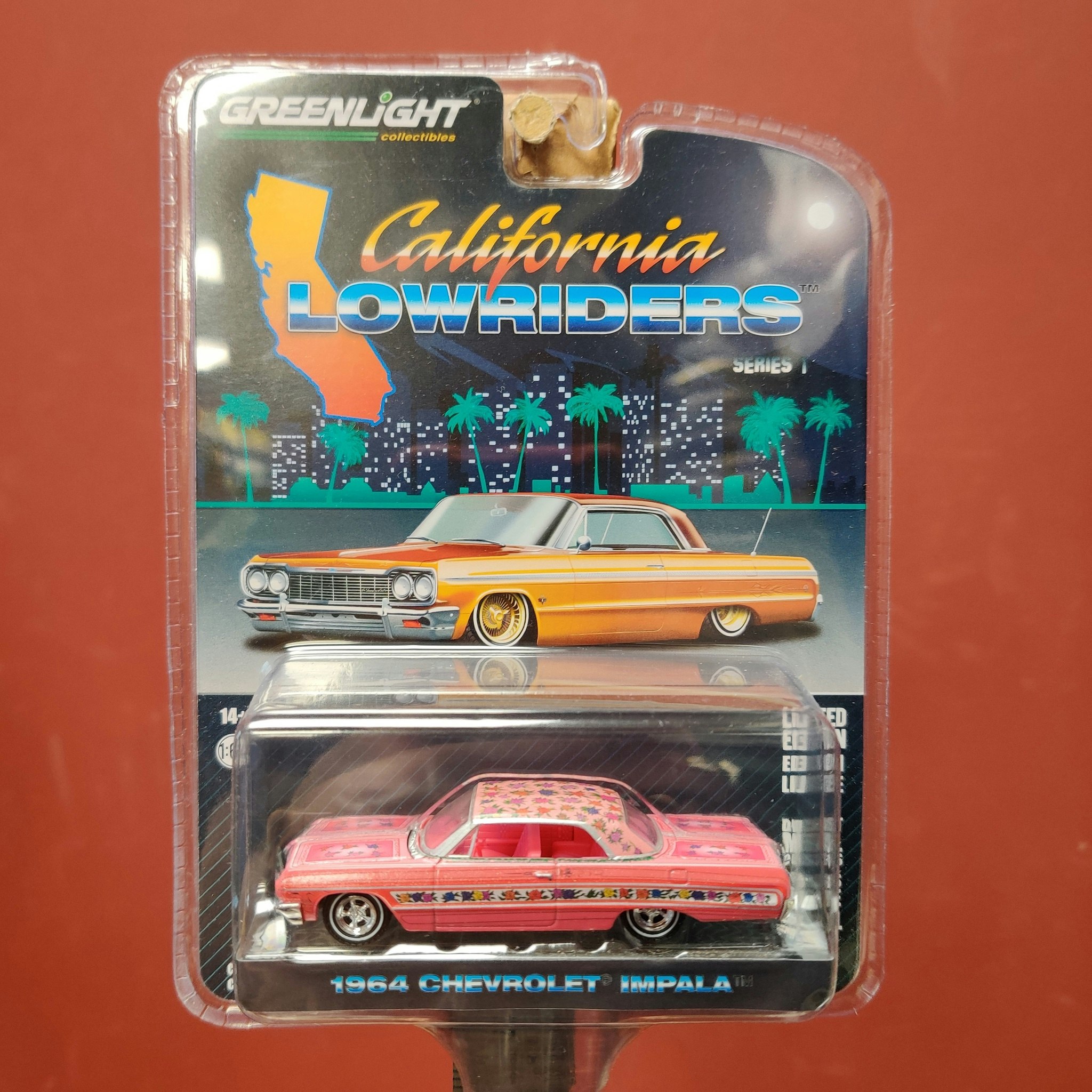 Skala 1/64 Chevrolet Impala 64' "California LowRiders" rosa från Greenlight Excl.