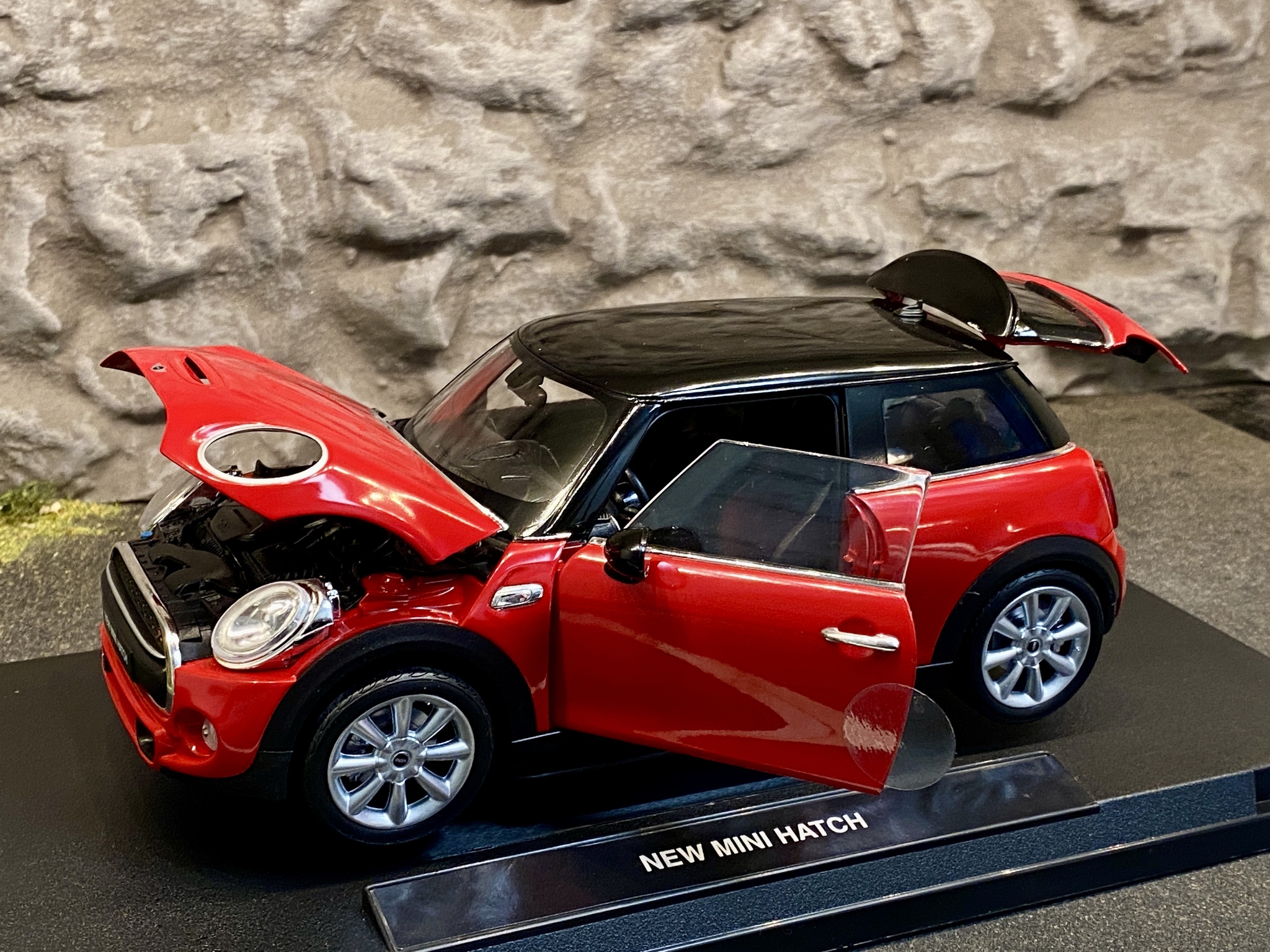 Skala 1/18 New Mini Hatch, Röd m Svart tak från Nex-models/Welly