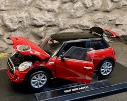 Skala 1/18 New Mini Hatch, Röd m Svart tak från Nex-models/Welly
