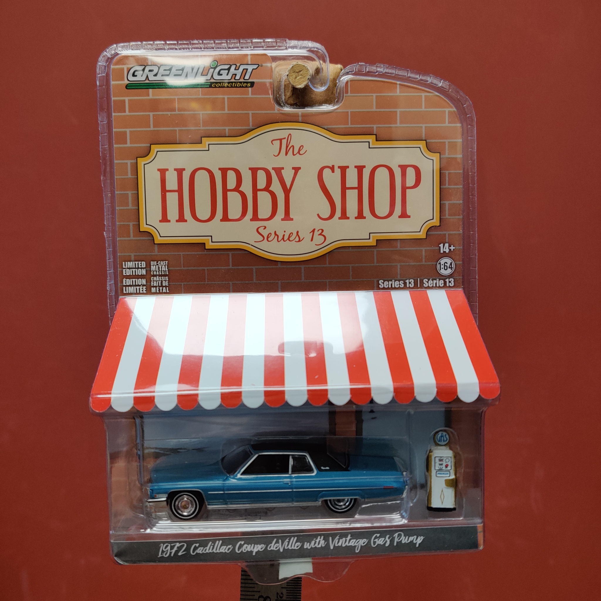 Skala 1/64 Cadillac Coupe DeVille 72' m pump "The hobby shop s.13" fr Greenlight