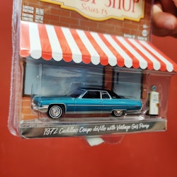 Skala 1/64 Cadillac Coupe DeVille 72' m pump "The hobby shop s.13" fr Greenlight