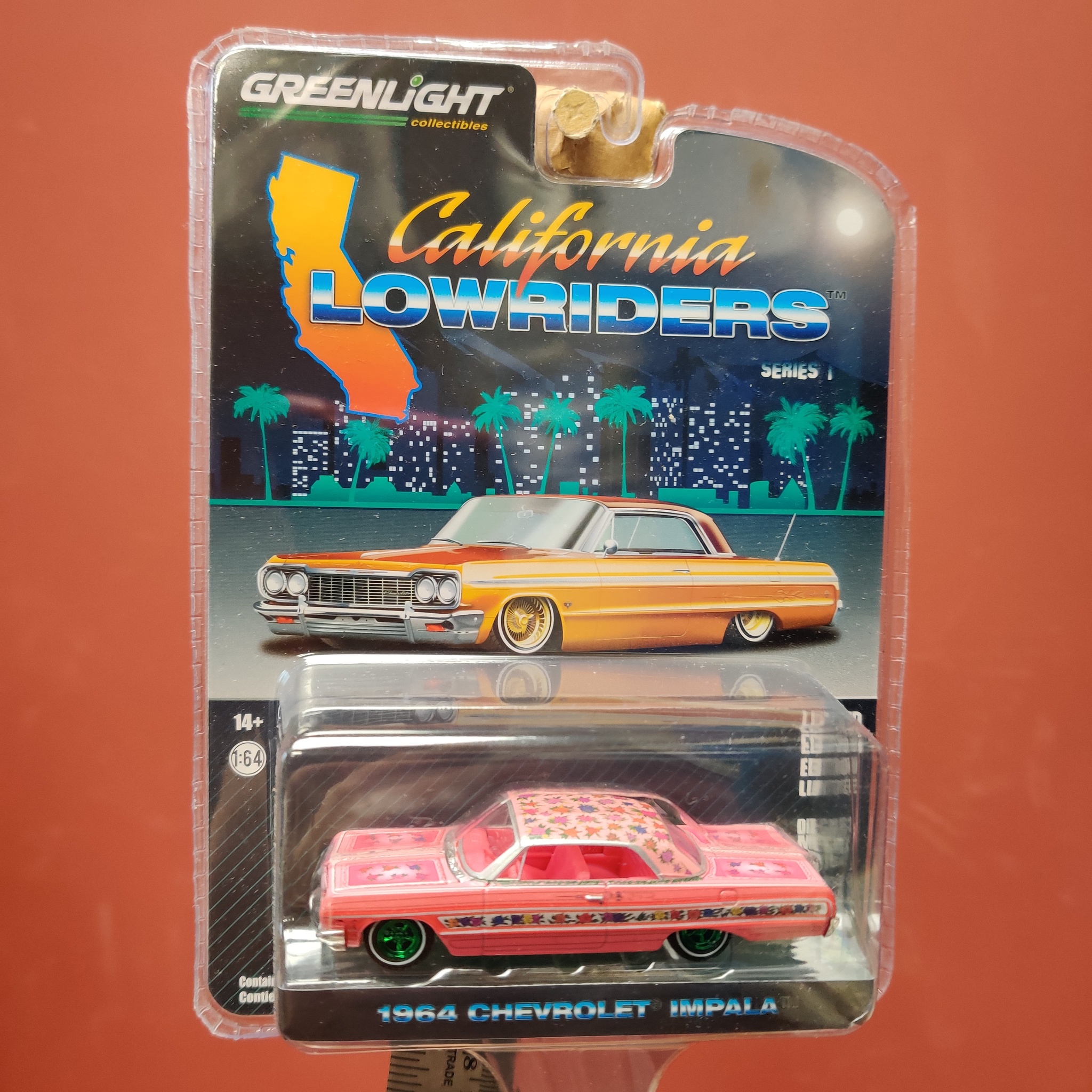 Skala 1/64 Chevrolet Impala 64' "California LowRiders" rosa Green Ed. från Greenlight Excl.