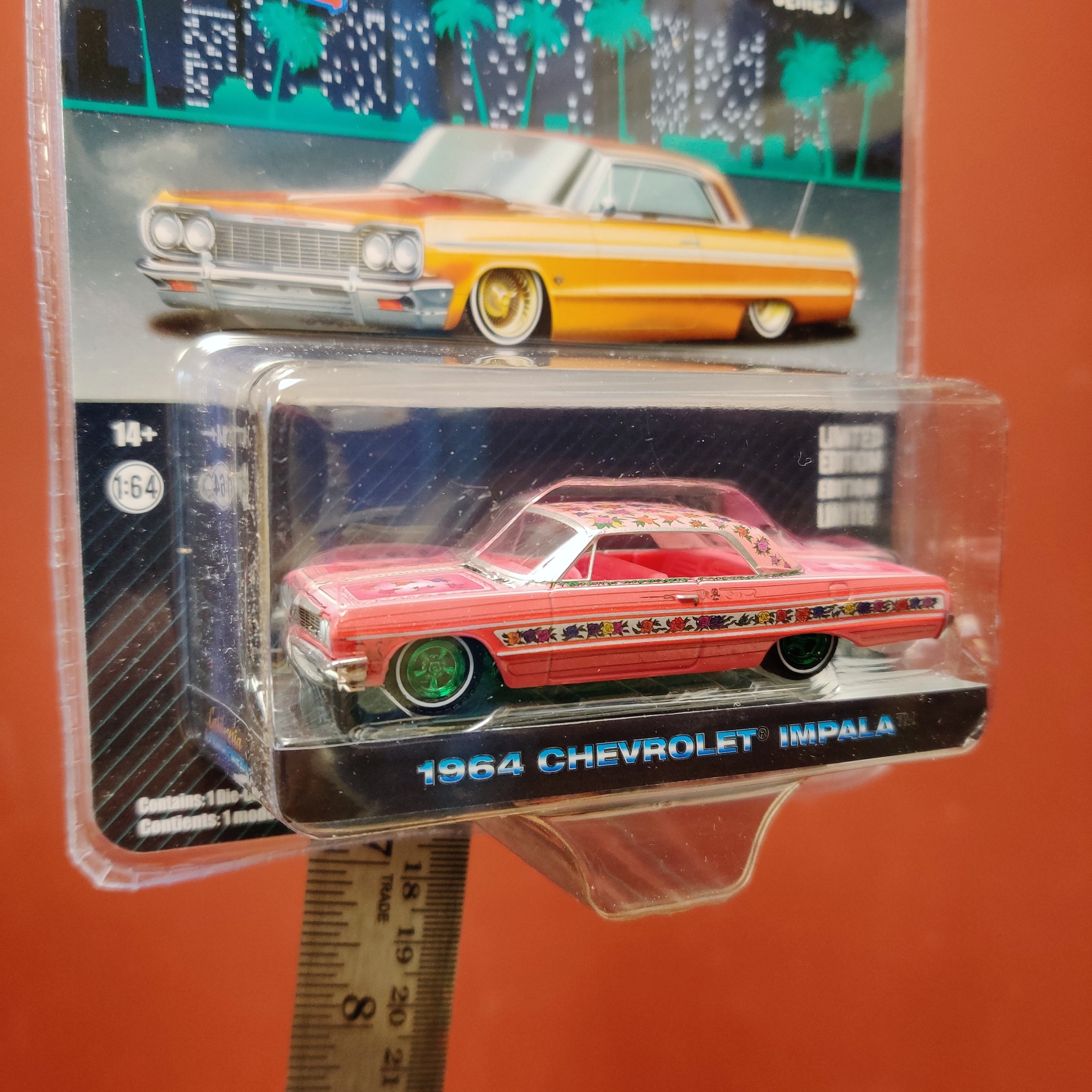 Skala 1/64 Chevrolet Impala 64' "California LowRiders" rosa Green Ed. från Greenlight Excl.