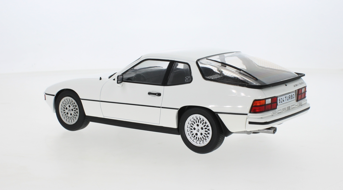 Skala 1/18 PORSCHE 924 Turbo, Vit, från MCG - Skadad kartong - Extra Nedsatt pris