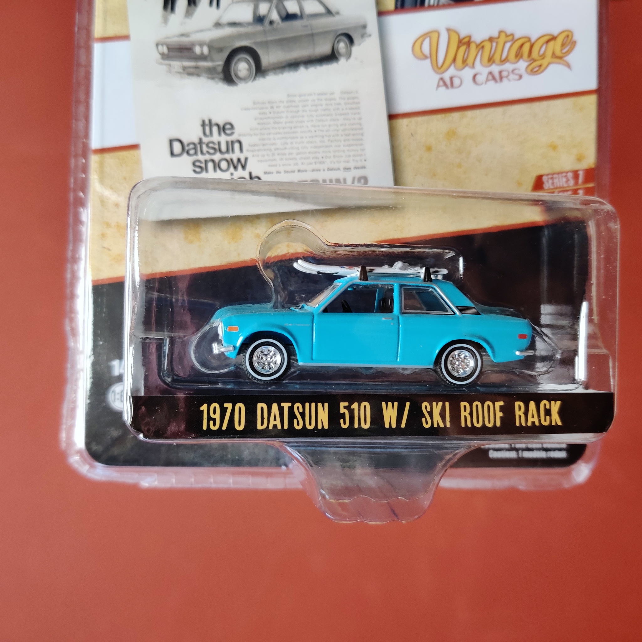 Skala 1/64 Datsun 510 W/ m skidor på taket 70' "Vintage AD Cars" Ser.7 från Greenlight