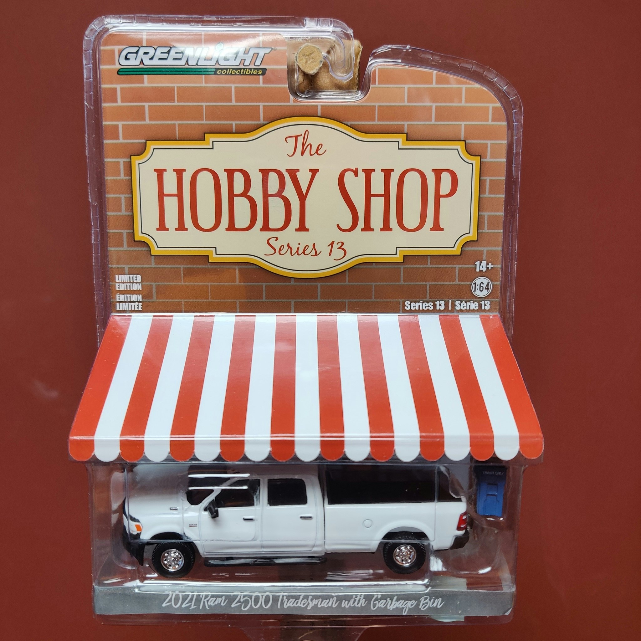 Skala 1/64 RAM 2500  72' m soptunna "The hobby shop ser.13" fr Greenlight