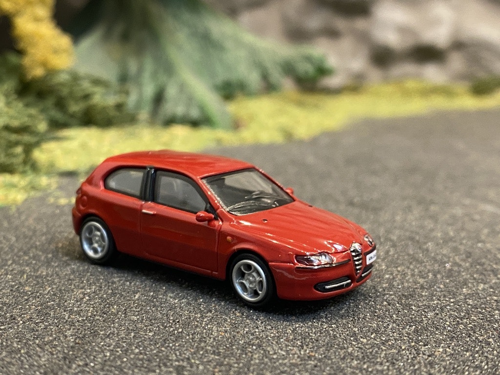 Skala 1/87 - Alfa Romeo 147, Röd från Ricko Ricko