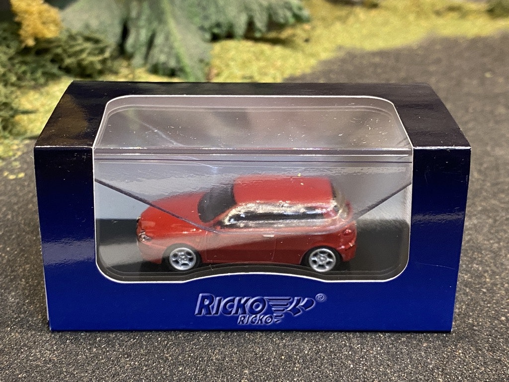 Skala 1/87 - Alfa Romeo 147, Röd från Ricko Ricko