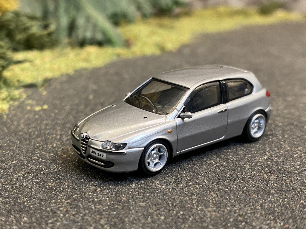 Skala 1/87 - Alfa Romeo 147, Silver från Ricko Ricko