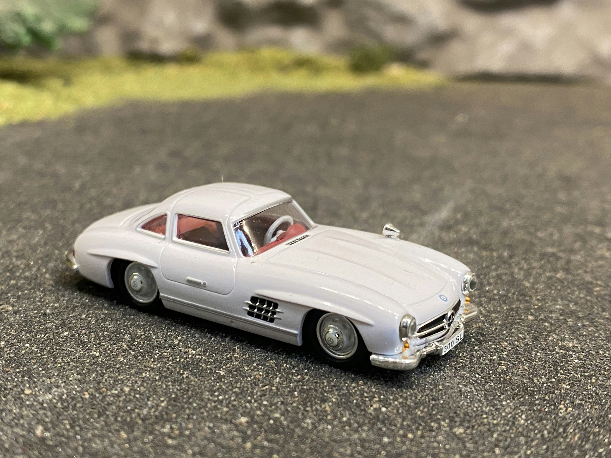 Skala 1/87 - Mercedes-Benz 300 SL Måsvinge, Vit från Ricko Ricko