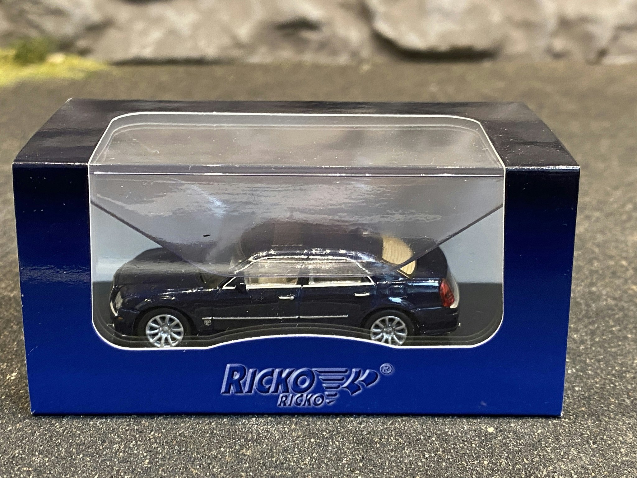 Skala 1/87 - Chrysler 300C Hemi SRT8, Mörkblå från Ricko Ricko
