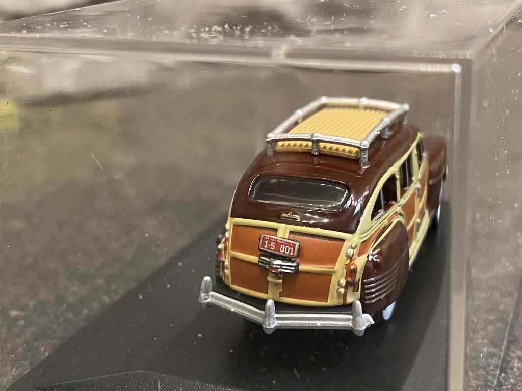 Skala 1/87 - Chrysler T & C Woody Wagon 42', Mörkröd/Trä från Oxford