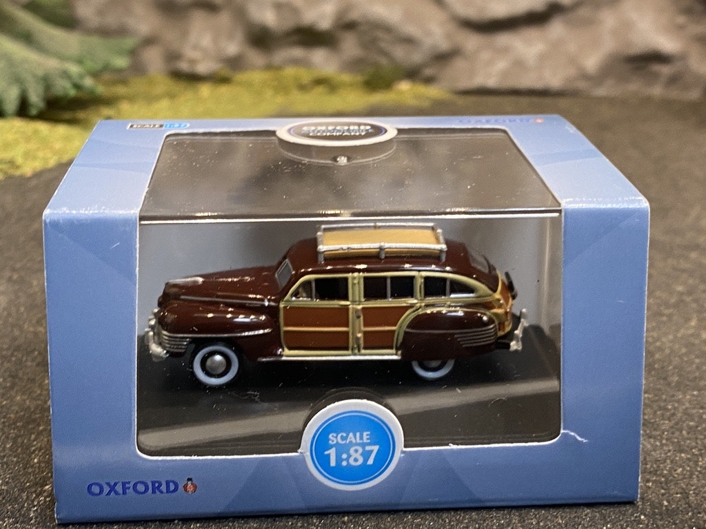 Skala 1/87 - Chrysler T & C Woody Wagon 42', Mörkröd/Trä från Oxford