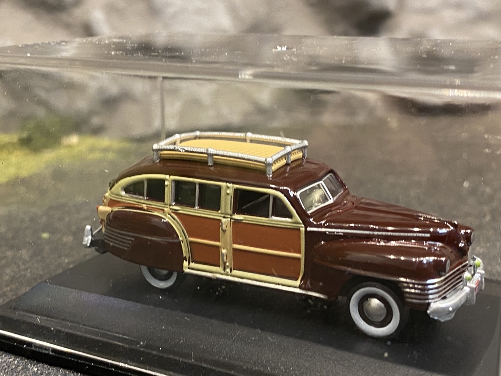 Skala 1/87 - Chrysler T & C Woody Wagon 42', Mörkröd/Trä från Oxford