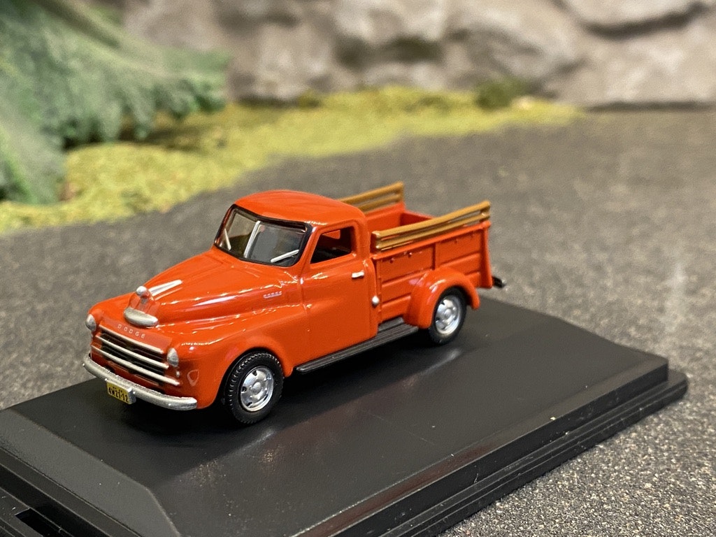 Skala 1/87 - Dodge B -1B Pick Up 48' Truck, Röd från Oxford