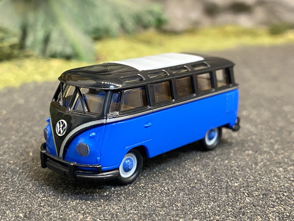 Skala 1/87 Volkswagen Transporter T1 Samba Folkabuss, Blå/svart från Brekina