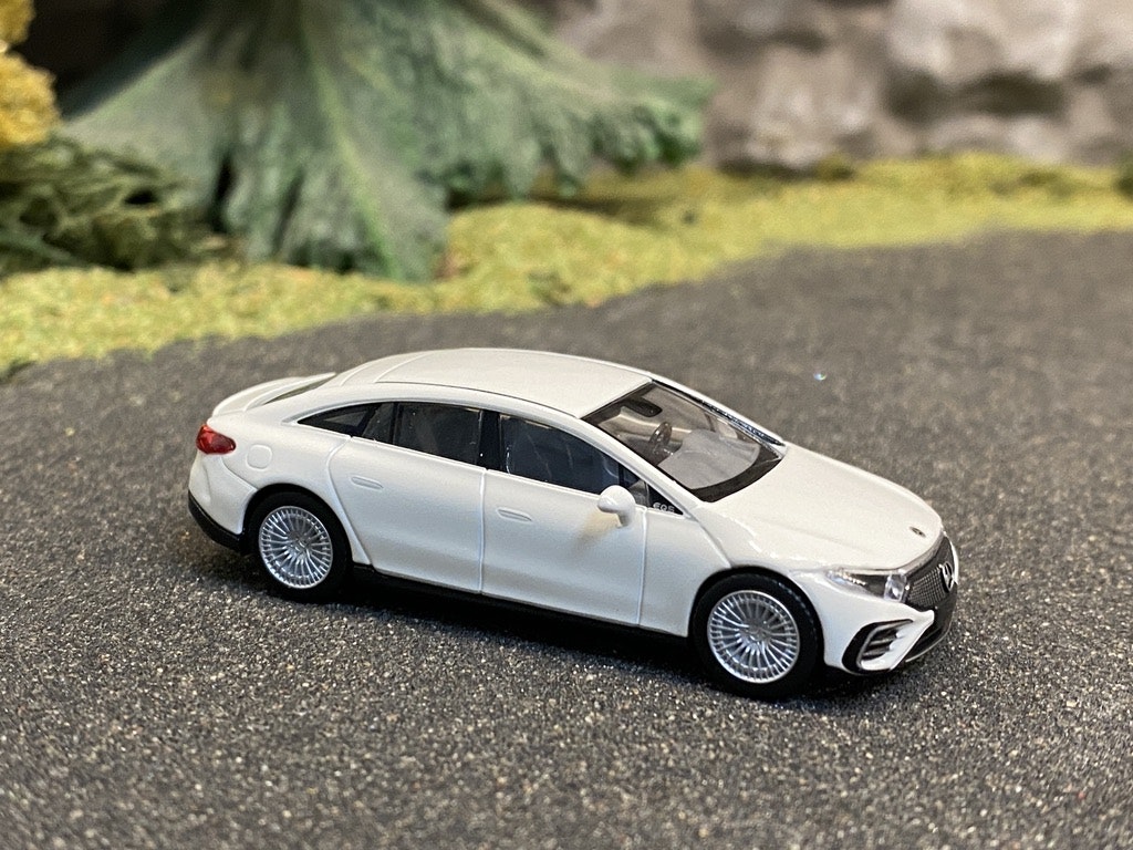 Skala 1/87 Mercedes-Benz EQ EQS, Vit från Herpa