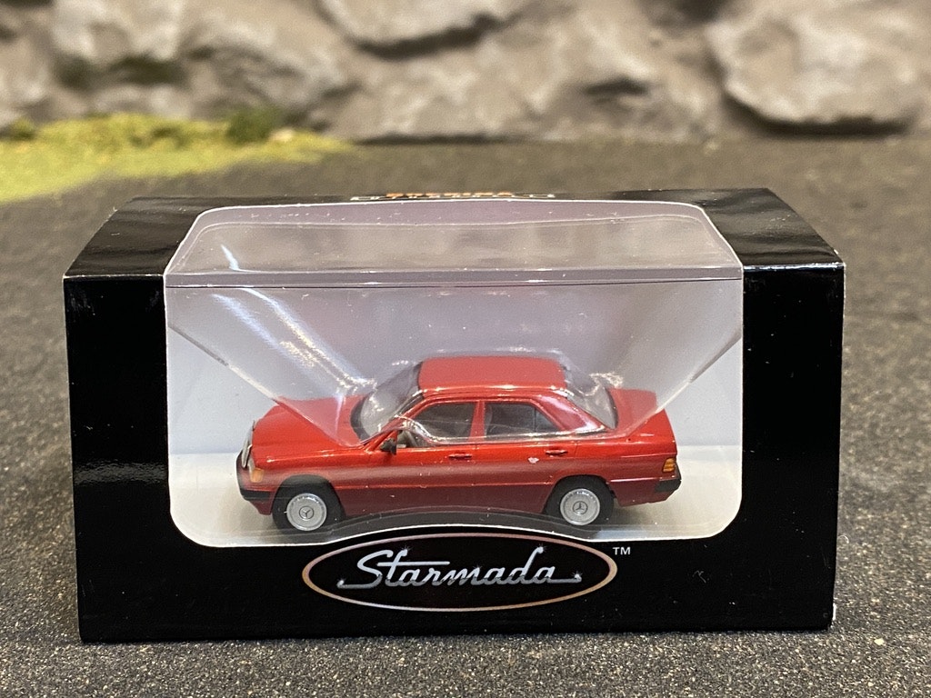 Skala 1/87 Mercedes-Benz 190 E (W201), Röd från Brekina