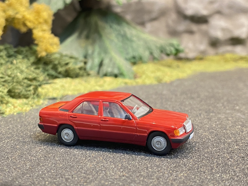 Skala 1/87 Mercedes-Benz 190 E (W201), Röd från Brekina