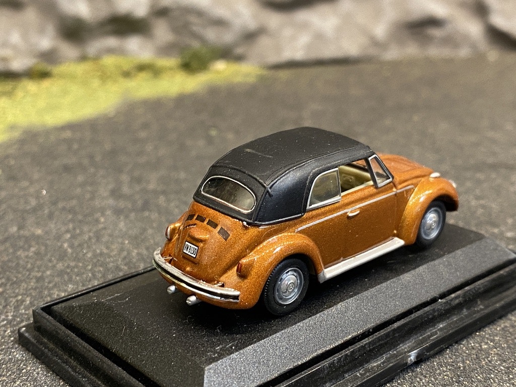 Skala 1/72 Volkswagen Käfer Cabrio, Bubbla, Brun från Schuco